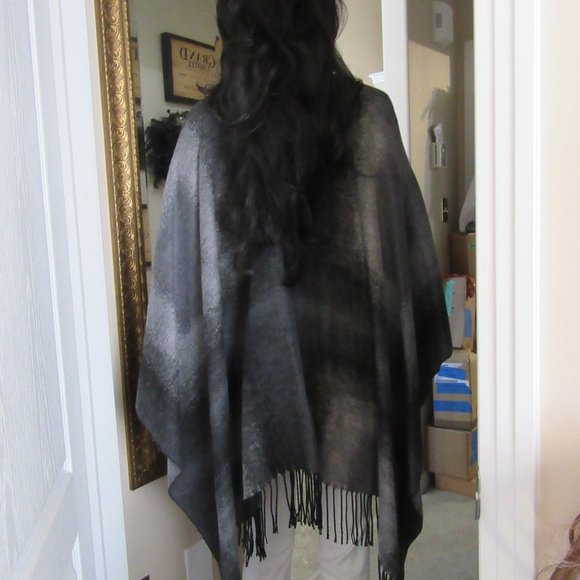 New Reversible Cape Beautiful with Bottom fringe - Picture 1 of 10